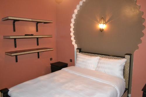 Una cama o camas en una habitación de Inyan Dakhla Hotel