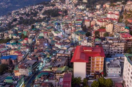 uma vista aérea de uma cidade com edifícios em Yangthang Heritage em Gangtok