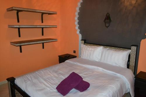 Una cama o camas en una habitación de Inyan Dakhla Hotel