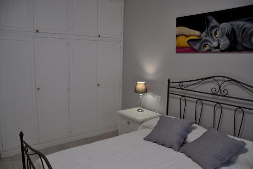 a bedroom with a bed and a painting on the wall at GIGLIARELLI AD MAISON in Perugia