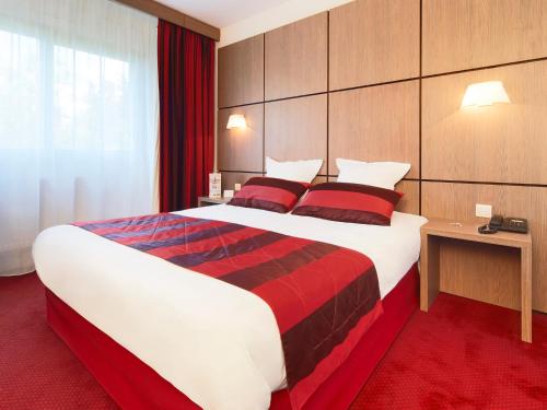 Кровать или кровати в номере Kyriad Grenoble Centre