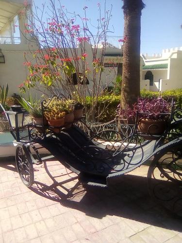 Um jardim em Hotel Riad L' Arganier D' Or
