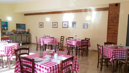 A restaurant or other place to eat at Hotel Sant'elene