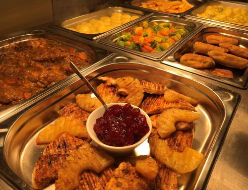 un plateau métallique contenant de la nourriture et un bol de sauce dans l'établissement Willa Słoneczna, à Okuninka