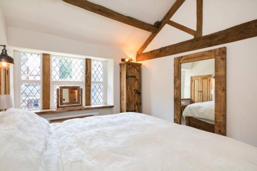 En eller flere senge i et værelse på Stunning Blackberry Cottage with Log Burner - located on Haworth Main Street