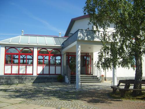 a building with a bench in front of it at Hotel am Gothensee in Heringsdorf