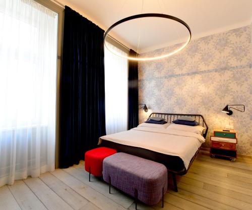 Кровать или кровати в номере Chic And Modern In Hip Area
