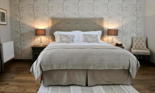 Un pat sau paturi într-o cameră la The Swallows Rest Bed & Breakfast