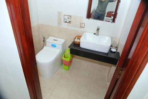 A bathroom at Khách sạn TNK