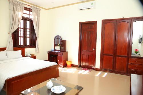Tempat tidur dalam kamar di Khách sạn TNK