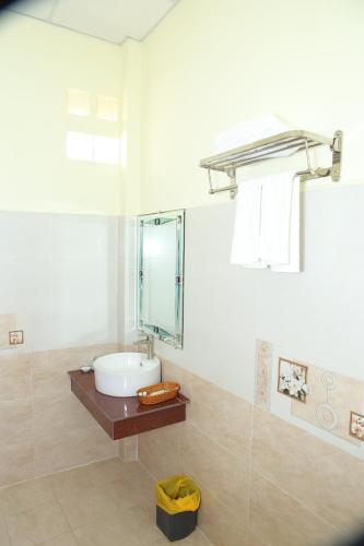 Khách sạn TNK في كان ثو: حمام مع حوض ومرآة