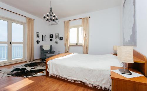 杜布羅夫尼克的住宿－Apartment THE VIEW，一间卧室配有一张床、一张桌子和一把椅子