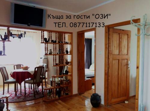 a room with a table and a dining room at Къща за гости Ози in Ovchartsi