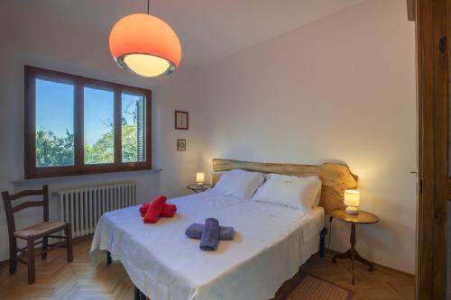 盧奇尼亞諾的住宿－Villa Giulia，一间卧室配有一张床,上面有两条毛巾
