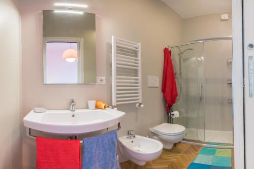 La salle de bains est pourvue d'un lavabo, de toilettes et d'une douche. dans l'établissement Villa Giulia, à Lucignano