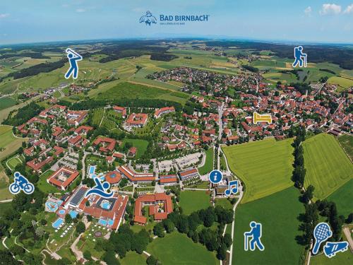 eine Luftansicht einer Stadt mit Gebäuden und Pfeilen in der Unterkunft Ferienwohnung Christian in Bad Birnbach