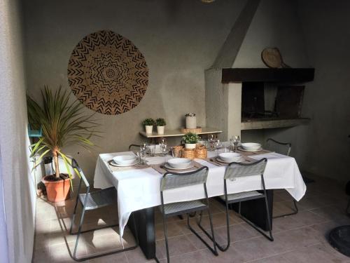 une table avec des chaises et un chiffon de table blanc dans l'établissement Côte de la Cité, à Carcassonne