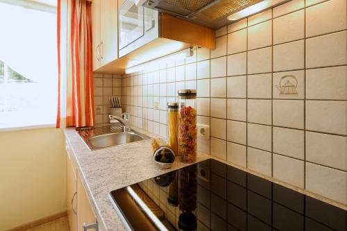 una cucina con lavandino e piano di lavoro di Appartment Kinigadner a Pertisau