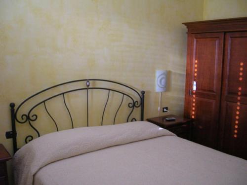 una camera con letto e armadio in legno di La Dolce Sosta a Pietrelcina