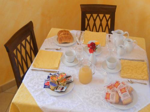 un tavolo con una tovaglia bianca con sopra del cibo di La Dolce Sosta a Pietrelcina