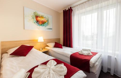 Ein Bett oder Betten in einem Zimmer der Unterkunft Astoria Fly Modlin Airport