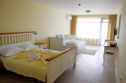 Postel nebo postele na pokoji v ubytování Ashram Hotel
