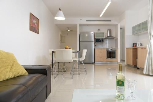 Una cocina o kitchenette en 3 Ma'on - By Beach Apartments TLV