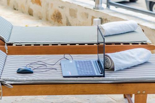 einem Laptop, der auf einer Bank mit einer Maus sitzt in der Unterkunft Apartments Shining Star in Dubrovnik