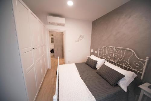 een slaapkamer met een bed met een metalen hoofdeinde bij Saffi 15 Apartments in Bologna