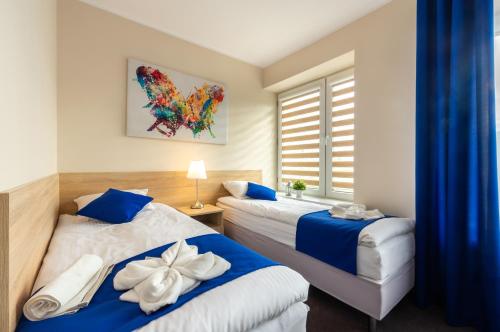 Ein Bett oder Betten in einem Zimmer der Unterkunft Astoria Fly Modlin Airport