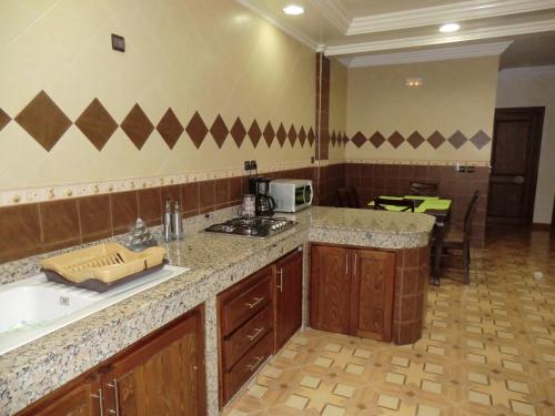 阿加迪爾的住宿－B205 LOT AL WIFAQ Bensergao AGADIR，厨房配有水槽和台面