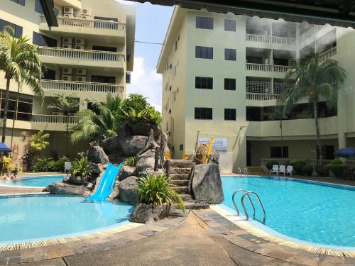Swimming pool sa o malapit sa coralbay apartment pangkor island