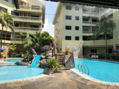 Bazén v ubytování coralbay apartment pangkor island nebo v jeho okolí