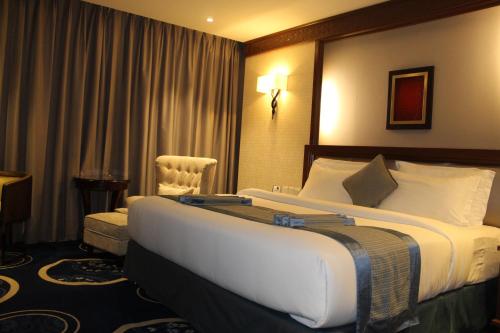 Кровать или кровати в номере Swiss In Tabuk Hotel