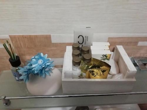 una bandeja con botellas y un jarrón sobre una mesa en City life Pompeii, en Pompeya
