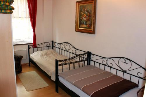 a bedroom with a bed and a picture on the wall at Ferienwohnung "Zur Alten Schule" Neuburxdorf in Neuburxdorf