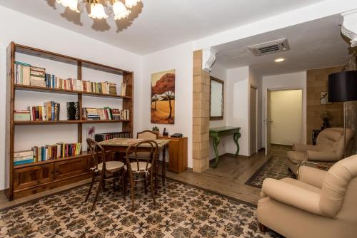 The library in the holiday home