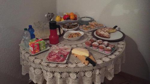 une table avec de la nourriture et des boissons dessus dans l'établissement B&B Casa Mia, à Tirano