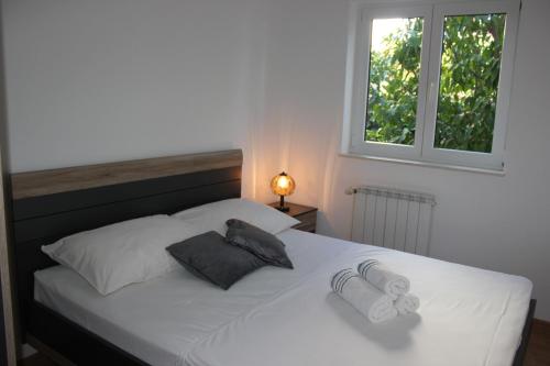 Un pat sau paturi într-o cameră la Apartment M6