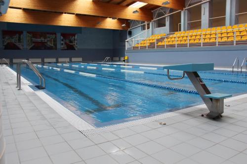 a large swimming pool in a large building at Ignalinos sporto ir pramogų centras in Ignalina