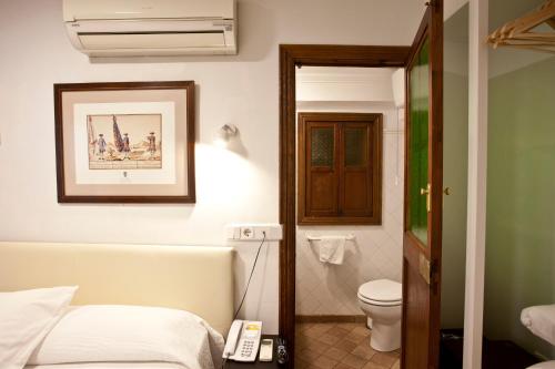 Kylpyhuone majoituspaikassa Turismo de Interior Ca Sa Padrina