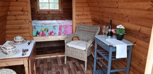 Habitación con escritorio y mesa en una cabaña en Glamping at Treegrove en Kilkenny