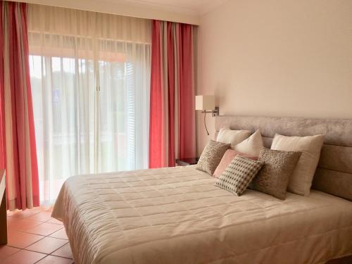 Säng eller sängar i ett rum på Casa de Férias Vila Sol Golf