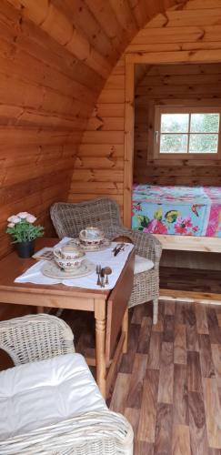 ein Zimmer mit einem Tisch und Stühlen in einer Hütte in der Unterkunft Glamping at Treegrove in Kilkenny