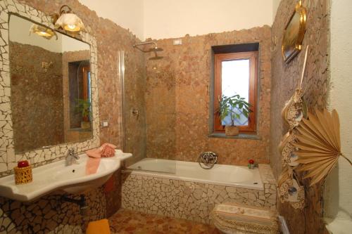 Kupatilo u objektu La Dimora le Fumarole Rooms