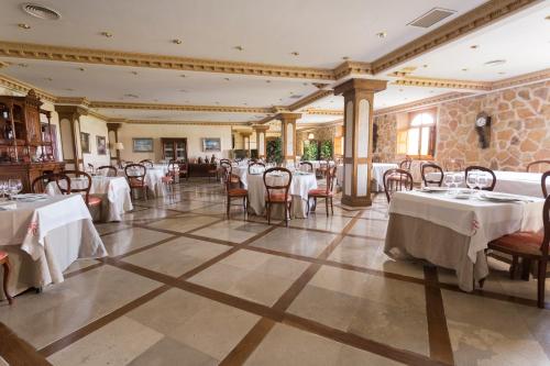 a large room filled with tables and chairs at Hotel Torremilanos in Aranda de Duero