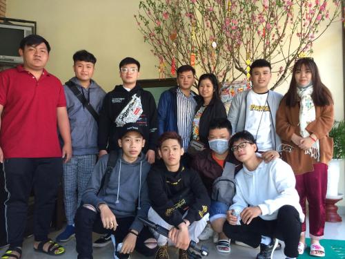 Familia alojada en Hoang De Hotel