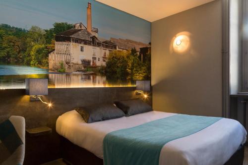 サン・ジュニアンにあるThe Originals City, Hôtel Le Boeuf Rouge, Saint-Junienのベッドルーム1室(壁に絵画が描かれた大型ベッド1台付)