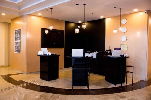 a lobby with two desks with laptops on them at Blue Tree Towers Anália Franco - Tatuapé in Sao Paulo
