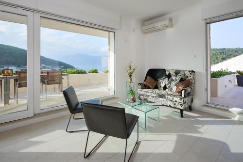 a living room with a couch and a glass table at The White House, Brac in Pučišća